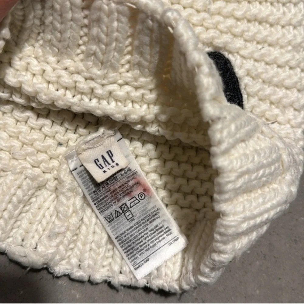 GAP absolutely adorable knit panda hat! Minimally used, fully cleaned! Size S/M